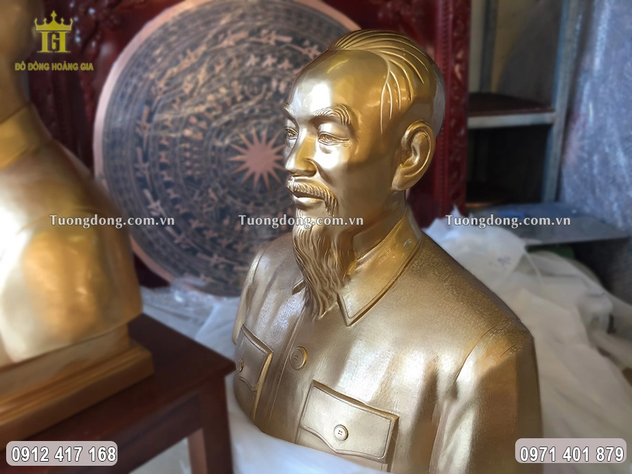 Hình ảnh nhìn nghiêng của bức tượng Bác